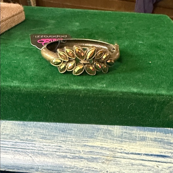 Paparazzi Gold Leaf Motif Bracelet - Picture 1 of 5